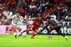 Jesús Gallardo (c) de Toluca disputa el balón con Miguel Rodríguez (i) y Luis Jiménez de Necaxa este domingo en un partido de la tercera jornada del torneo Apertura mexicano. EFE/ Felipe Gutiérrez