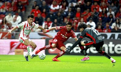 Jesús Gallardo (c) de Toluca disputa el balón con Miguel Rodríguez (i) y Luis Jiménez de Necaxa este domingo en un partido de la tercera jornada del torneo Apertura mexicano. EFE/ Felipe Gutiérrez
