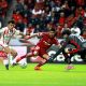Jesús Gallardo (c) de Toluca disputa el balón con Miguel Rodríguez (i) y Luis Jiménez de Necaxa este domingo en un partido de la tercera jornada del torneo Apertura mexicano. EFE/ Felipe Gutiérrez