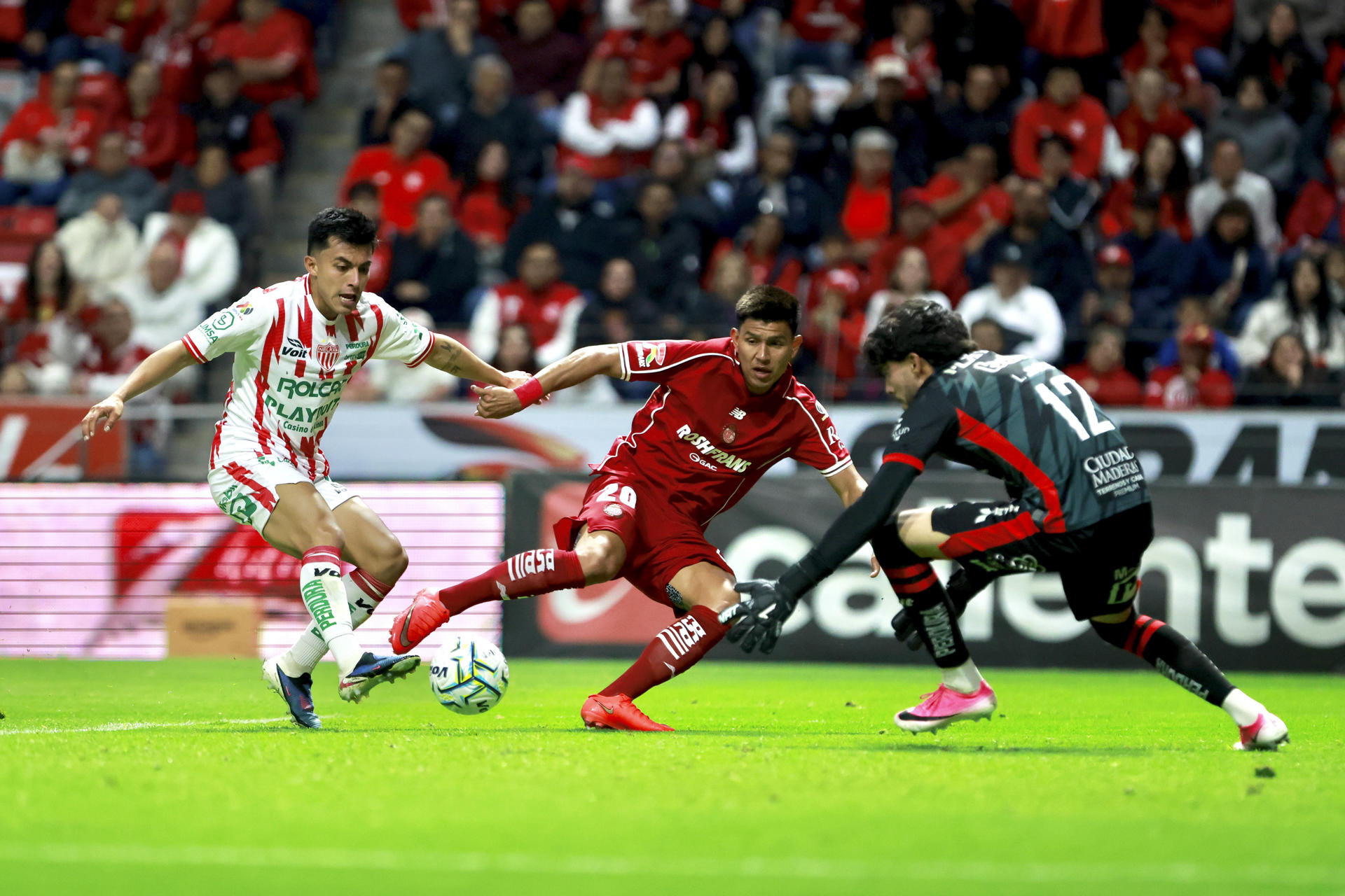 Jesús Gallardo (c) de Toluca disputa el balón con Miguel Rodríguez (i) y Luis Jiménez de Necaxa este domingo en un partido de la tercera jornada del torneo Apertura mexicano. EFE/ Felipe Gutiérrez