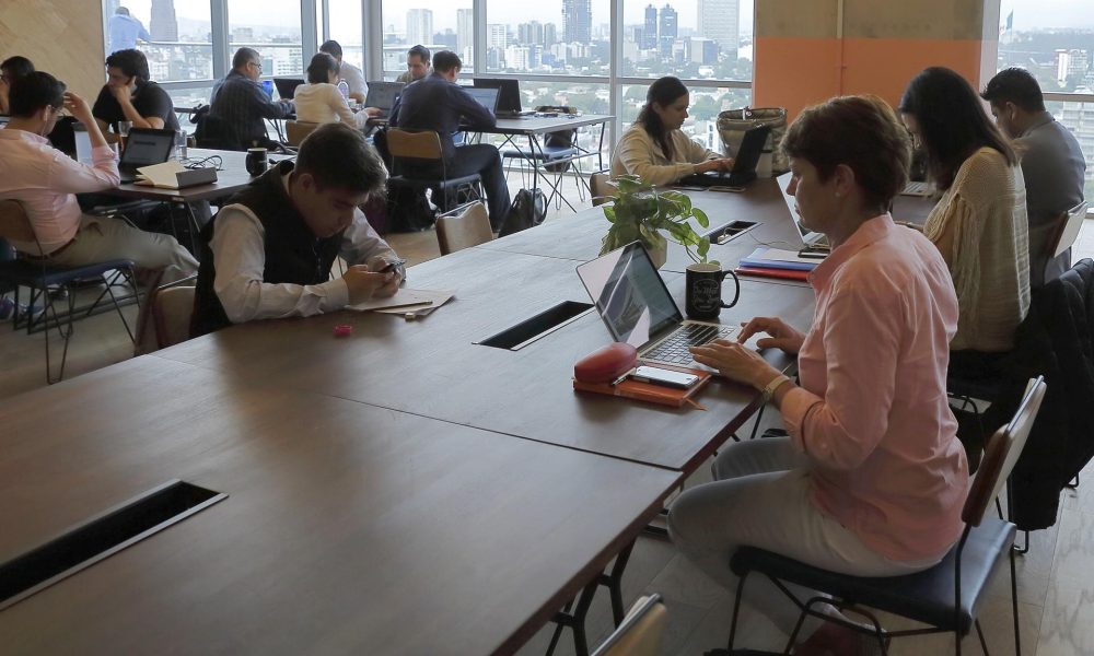 Fotografía de archivo de personas trabajando en la Ciudad de México (México). EFE/ José Méndez