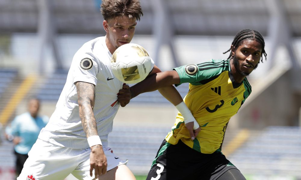 Marsel Bibishkov (i) de Canadá disputa un balón con Jaquan Brown de Jamaica este sábado, durante un partido del Campeonato Sub-20 de la Concacaf entre Canadá y Jamaica, disputado en el estadio Universitario en Puebla (México). EFE/ Hilda Ríos