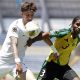 Marsel Bibishkov (i) de Canadá disputa un balón con Jaquan Brown de Jamaica este sábado, durante un partido del Campeonato Sub-20 de la Concacaf entre Canadá y Jamaica, disputado en el estadio Universitario en Puebla (México). EFE/ Hilda Ríos