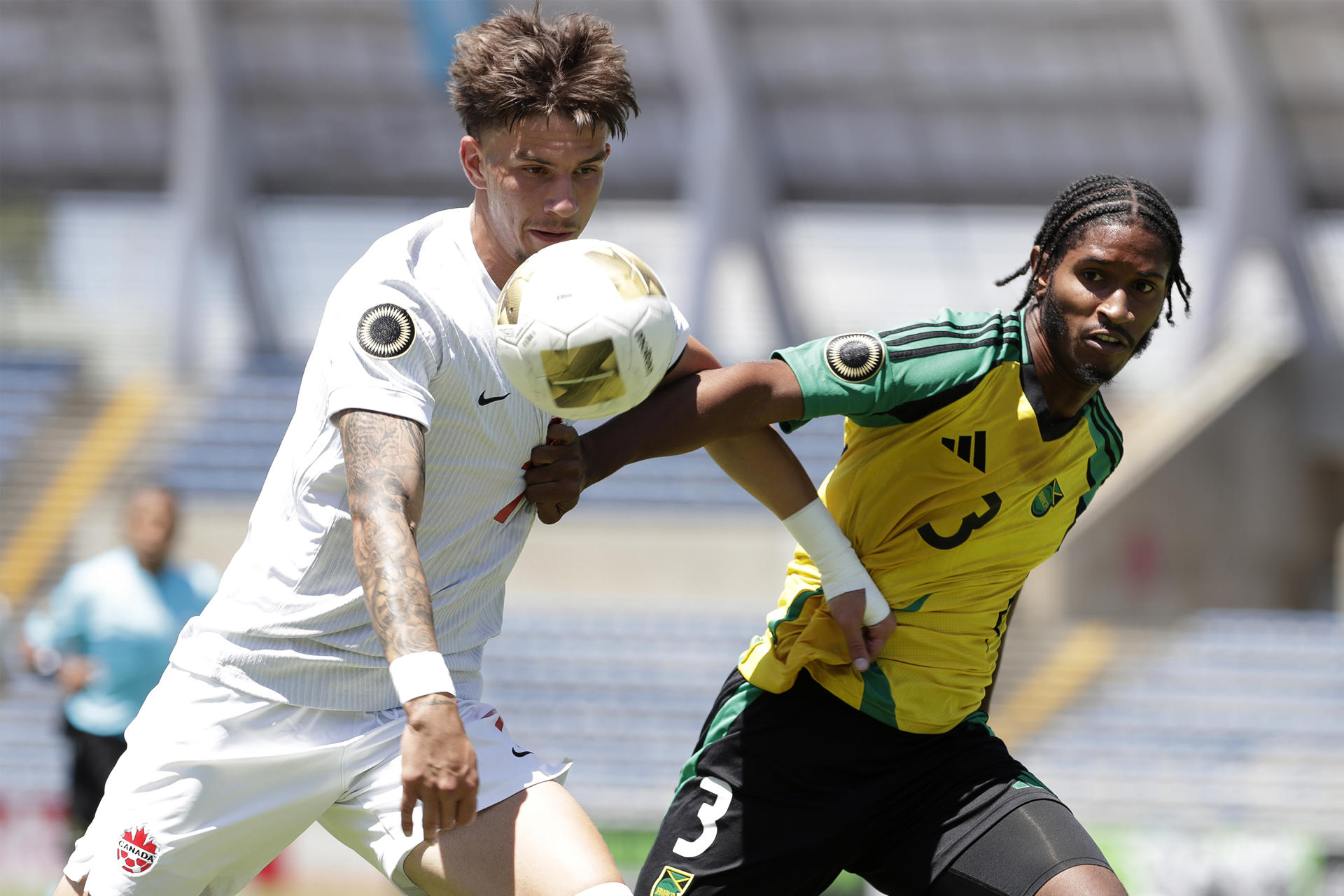 Marsel Bibishkov (i) de Canadá disputa un balón con Jaquan Brown de Jamaica este sábado, durante un partido del Campeonato Sub-20 de la Concacaf entre Canadá y Jamaica, disputado en el estadio Universitario en Puebla (México). EFE/ Hilda Ríos