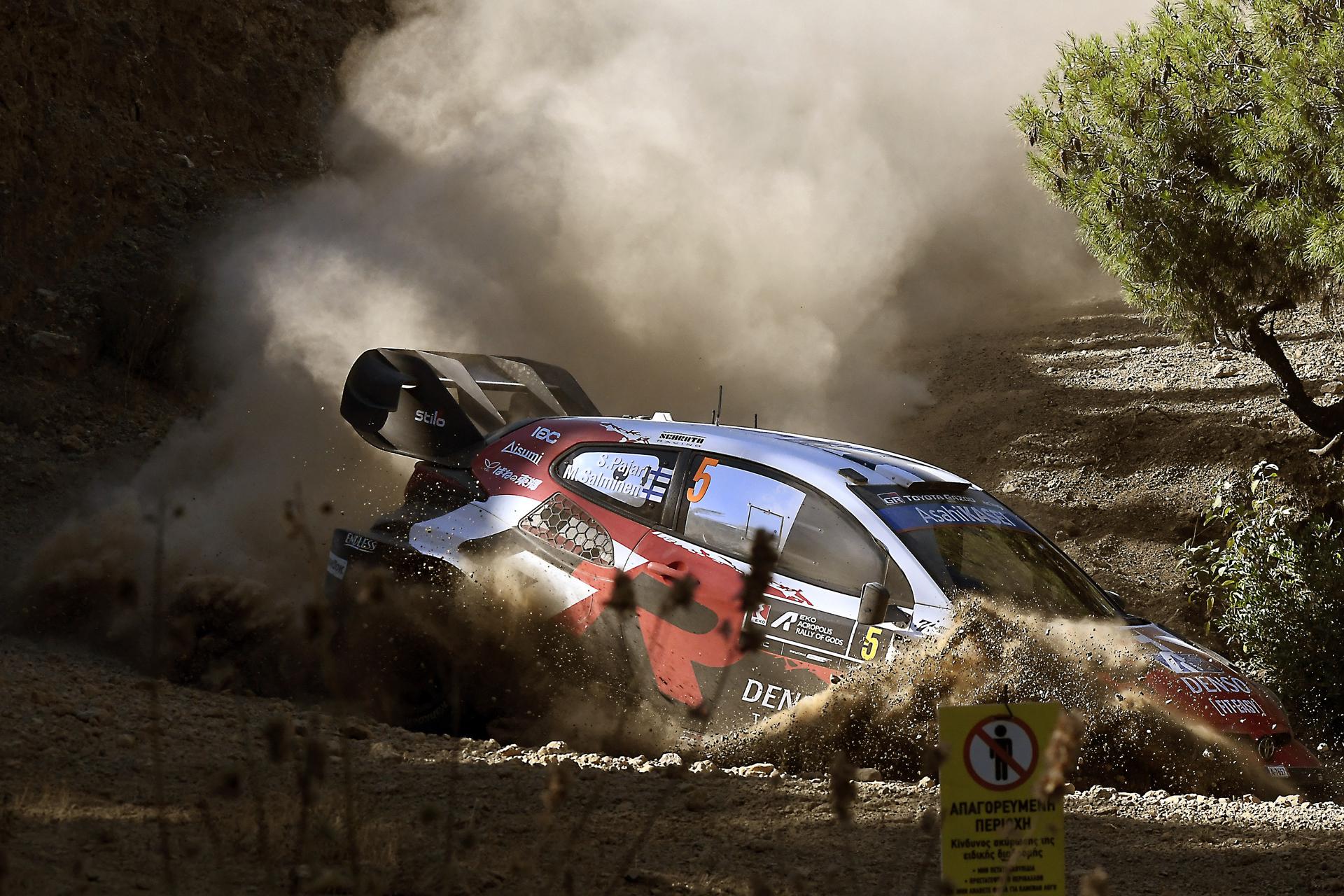 Fotografía del pasado 28 de junio, en la que puede verse al piloto finlandés Sami Pajari y a su copiloto Marko Salminena a bordo de su Toyota GR Yaris Rally1 en una prueba del Mundial de Rallys. EFE/VASSILIS PSOMAS