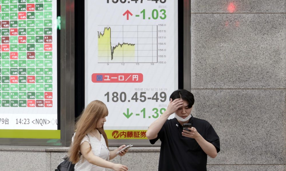 TOKIO (Japón), 03/08/2026.- Transeúntes caminan junto a un panel indicador de divisas que muestra el tipo de cambio del dólar estadounidense frente al yen japonés, que se disparó frente al dólar estadounidense, alcanzando su nivel más alto en aproximadamente tres meses. Las autoridades monetarias japonesas y estadounidenses llevaron a cabo una intervención coordinada para comprar yenes por primera vez en aproximadamente 28 años. EFE/EPA/FRANCK ROBICHON