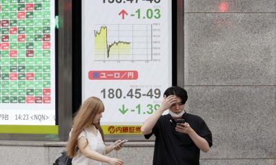 TOKIO (Japón), 03/08/2026.- Transeúntes caminan junto a un panel indicador de divisas que muestra el tipo de cambio del dólar estadounidense frente al yen japonés, que se disparó frente al dólar estadounidense, alcanzando su nivel más alto en aproximadamente tres meses. Las autoridades monetarias japonesas y estadounidenses llevaron a cabo una intervención coordinada para comprar yenes por primera vez en aproximadamente 28 años. EFE/EPA/FRANCK ROBICHON