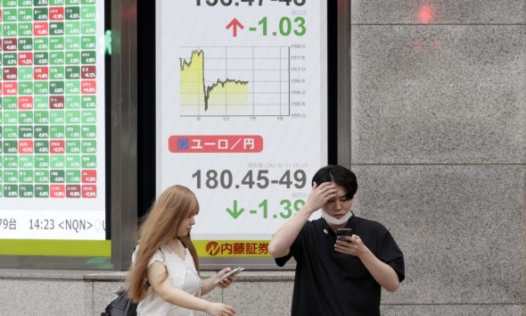 TOKIO (Japón), 03/08/2026.- Transeúntes caminan junto a un panel indicador de divisas que muestra el tipo de cambio del dólar estadounidense frente al yen japonés, que se disparó frente al dólar estadounidense, alcanzando su nivel más alto en aproximadamente tres meses. Las autoridades monetarias japonesas y estadounidenses llevaron a cabo una intervención coordinada para comprar yenes por primera vez en aproximadamente 28 años. EFE/EPA/FRANCK ROBICHON