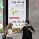 TOKIO (Japón), 03/08/2026.- Transeúntes caminan junto a un panel indicador de divisas que muestra el tipo de cambio del dólar estadounidense frente al yen japonés, que se disparó frente al dólar estadounidense, alcanzando su nivel más alto en aproximadamente tres meses. Las autoridades monetarias japonesas y estadounidenses llevaron a cabo una intervención coordinada para comprar yenes por primera vez en aproximadamente 28 años. EFE/EPA/FRANCK ROBICHON