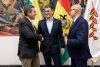 Fotografía cedida por la Presidencia de Bolivia, que muestra al mandatario, Rodrigo Paz (c), saludando a los exministros de la Presidencia, José Luis Lupo (d), y de Planificación del Desarrollo, José Fernando Romero (i), este 3 de agosto de 2026, en La Paz (Bolivia). EFE/ Presidencia de Bolivia
