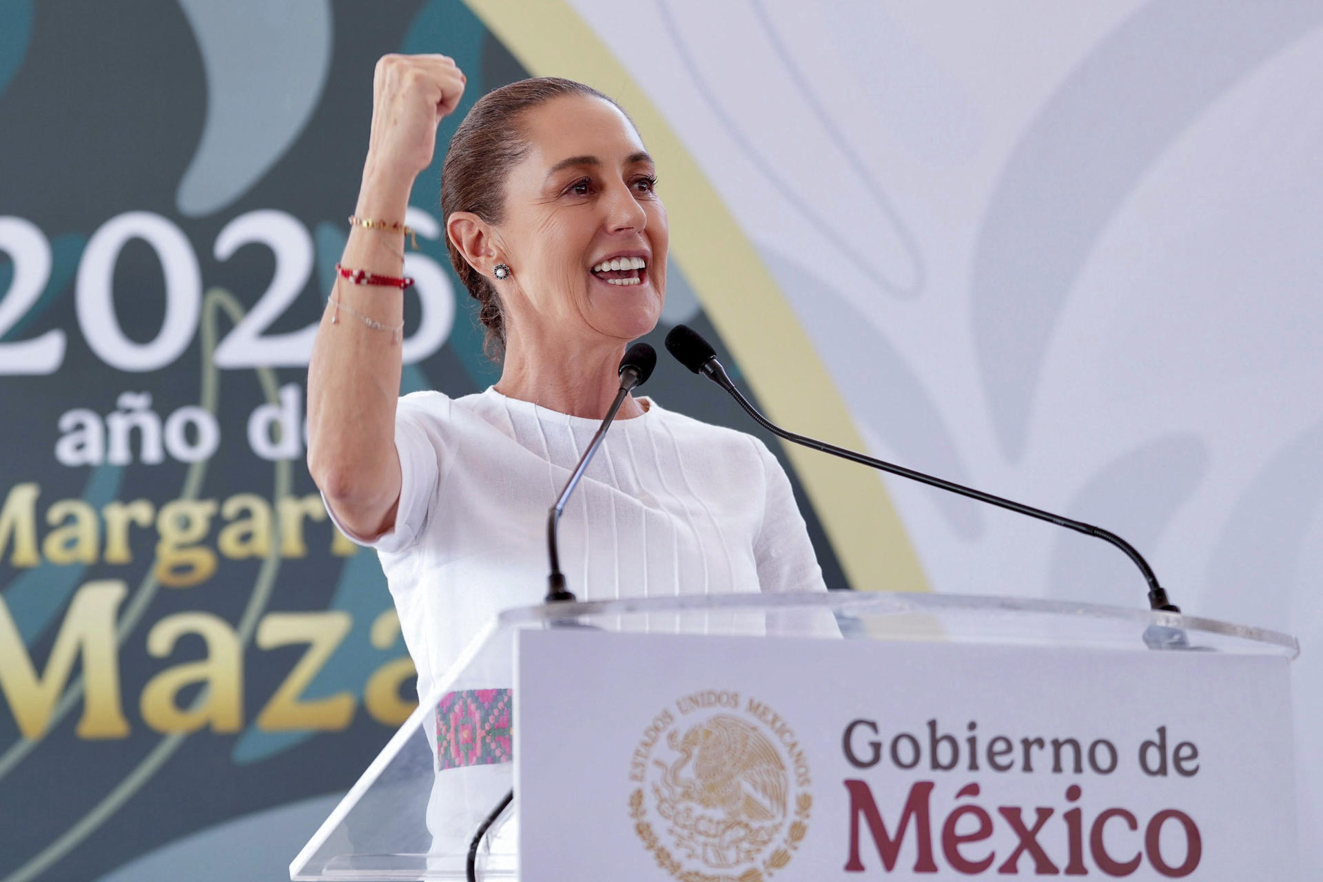 Fotografía cedida por la Presidencia de México de su mandataria, Claudia Sheinbaum, hablando durante una gira de trabajo este domingo, en el municipio de San Lorenzo Cacaotepec, en Oaxaca (México). EFE/ Presidencia de México/ SOLO USO EDITORIAL/NO VENTAS/SOLO DISPONIBLE PARA ILUSTRAR LA NOTICIA QUE ACOMPAÑA(CRÉDITO OBLIGATORIO)