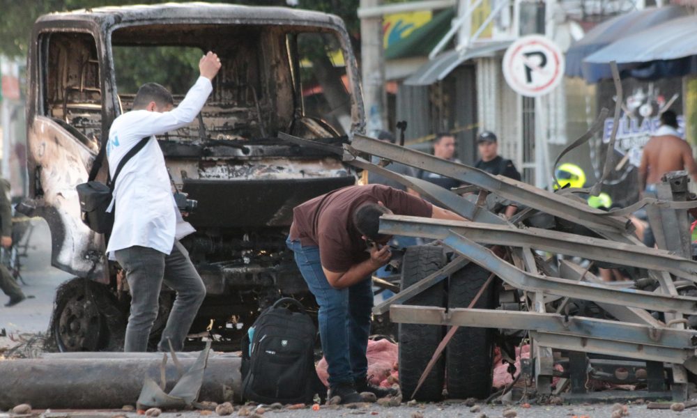 Policías inspeccionan el lugar donde ocurrió un atentado terrorista este sábado, en Cúcuta (Colombia). EFE/ Mario Caicedo