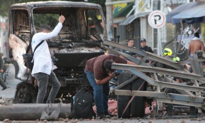 Policías inspeccionan el lugar donde ocurrió un atentado terrorista este sábado, en Cúcuta (Colombia). EFE/ Mario Caicedo