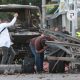 Policías inspeccionan el lugar donde ocurrió un atentado terrorista este sábado, en Cúcuta (Colombia). EFE/ Mario Caicedo
