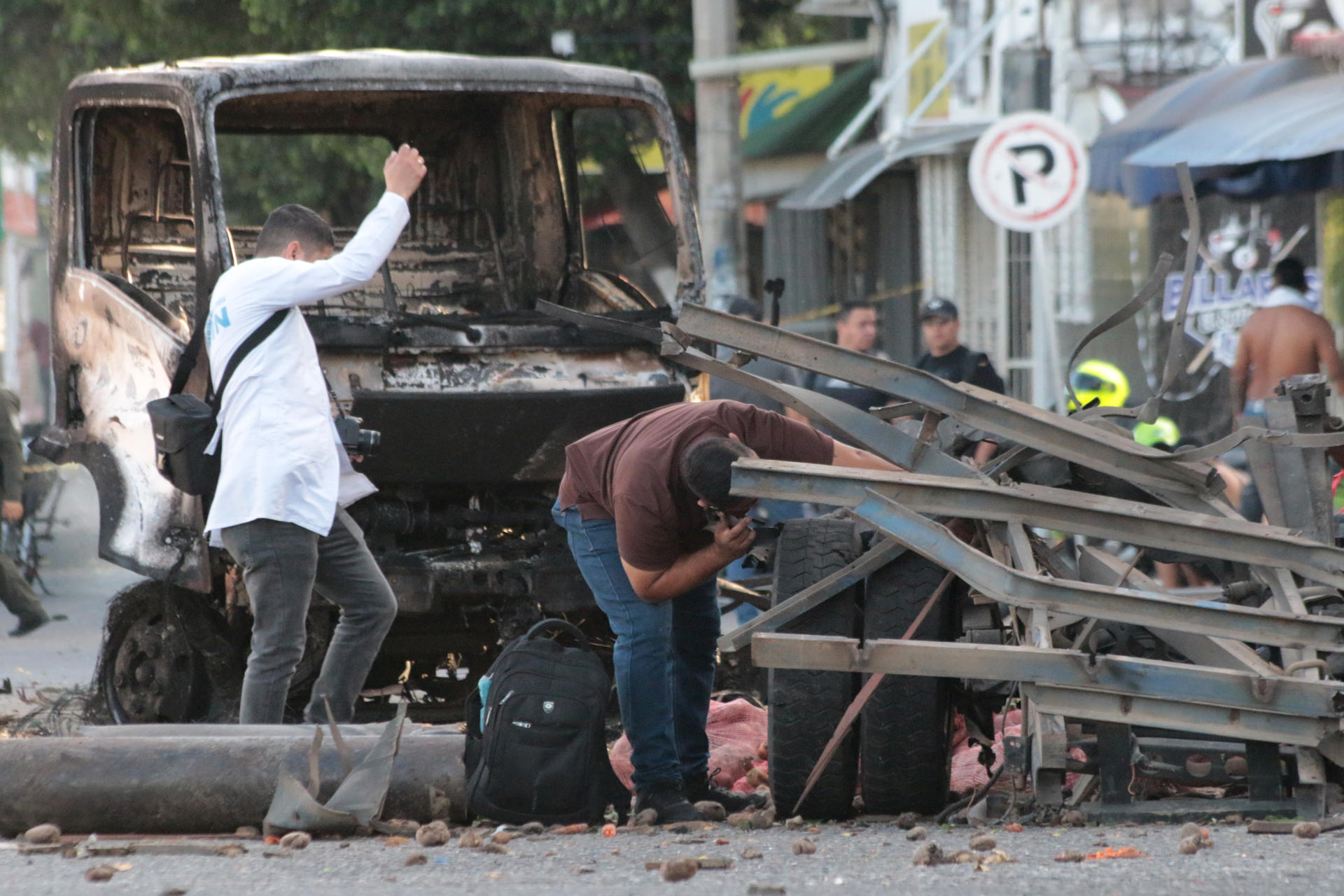 Policías inspeccionan el lugar donde ocurrió un atentado terrorista este sábado, en Cúcuta (Colombia). EFE/ Mario Caicedo
