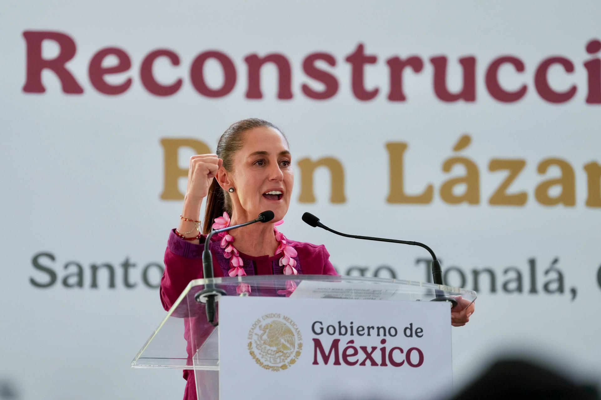 Fotografía cedida por la Presidencia de México de su mandataria, Claudia Sheinbaum, durante una gira de trabajo este sábado, en el municipio de Santo Domingo Tonalá, en Oaxaca (México). EFE/Presidencia de México/SOLO USO EDITORIAL/NO VENTAS/SOLO DISPONIBLE PARA ILUSTRAR LA NOTICIA QUE ACOMPAÑA(CRÉDITO OBLIGATORIO)