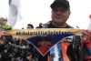 Fotografía de archivo del 19 de febrero de 2026 que muestra a una persona que sostiene un cartel durante una manifestación en Bogotá (Colombia). EFE/ Carlos Ortega / ARCHIVO