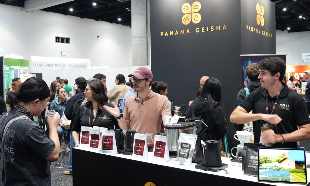 Fotografía cedida por la Cámara de Comercio, Industrias y Agricultura de Panamá que muestra a personas en el pabellón de la Specialty Coffee Association of Panamá, con su marca Panama Geisha durante el World of Coffee San Diego en el Centro de Convenciones de San Diego (EE.UU.). EFE/ Cámara De Comercio, Industrias y Agricultura de Panamá