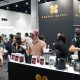 Fotografía cedida por la Cámara de Comercio, Industrias y Agricultura de Panamá que muestra a personas en el pabellón de la Specialty Coffee Association of Panamá, con su marca Panama Geisha durante el World of Coffee San Diego en el Centro de Convenciones de San Diego (EE.UU.). EFE/ Cámara De Comercio, Industrias y Agricultura de Panamá
