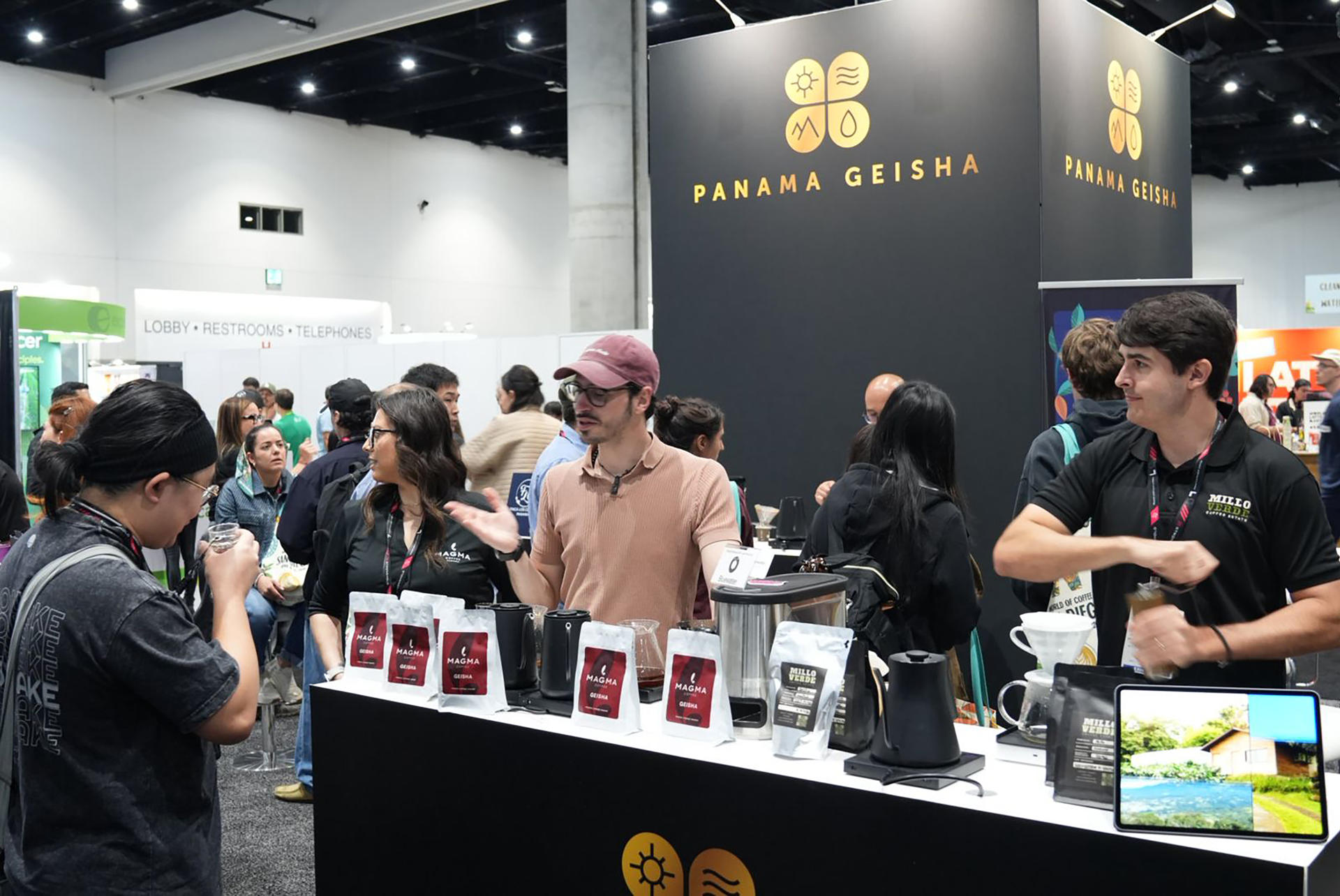 Fotografía cedida por la Cámara de Comercio, Industrias y Agricultura de Panamá que muestra a personas en el pabellón de la Specialty Coffee Association of Panamá, con su marca Panama Geisha durante el World of Coffee San Diego en el Centro de Convenciones de San Diego (EE.UU.). EFE/ Cámara De Comercio, Industrias y Agricultura de Panamá