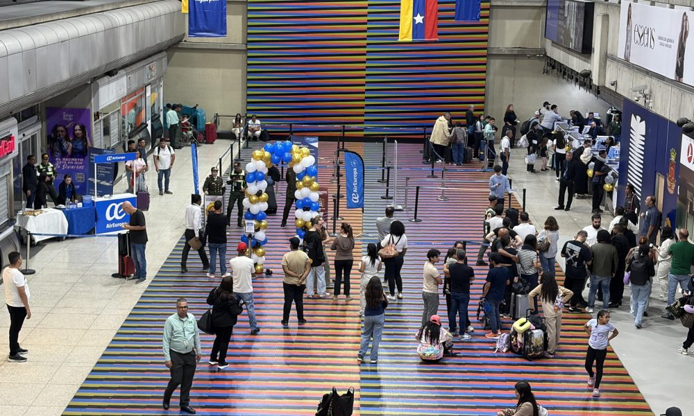 Fotografía de archivo de personas en el Aeropuerto Internacional Simón Bolívar en Maiquetía (Venezuela). EFE/ Miguel Gutierrez