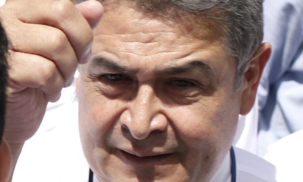 El expresidente de Honduras Juan Orlando Hernández (c) saluda a sus simpatizantes este lunes, en Tegucigalpa (Honduras). EFE/ Gustavo Amador