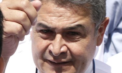 El expresidente de Honduras Juan Orlando Hernández (c) saluda a sus simpatizantes este lunes, en Tegucigalpa (Honduras). EFE/ Gustavo Amador
