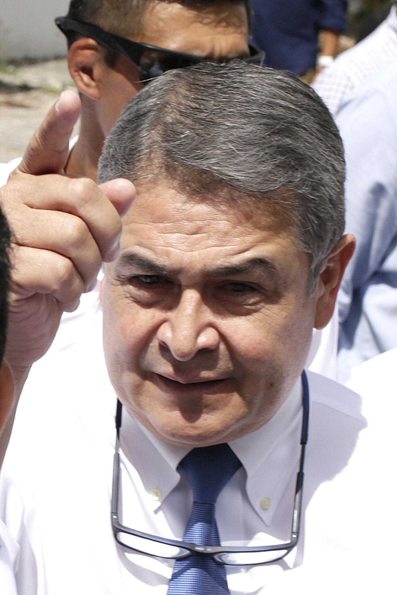 El expresidente de Honduras Juan Orlando Hernández (c) saluda a sus simpatizantes este lunes, en Tegucigalpa (Honduras). EFE/ Gustavo Amador