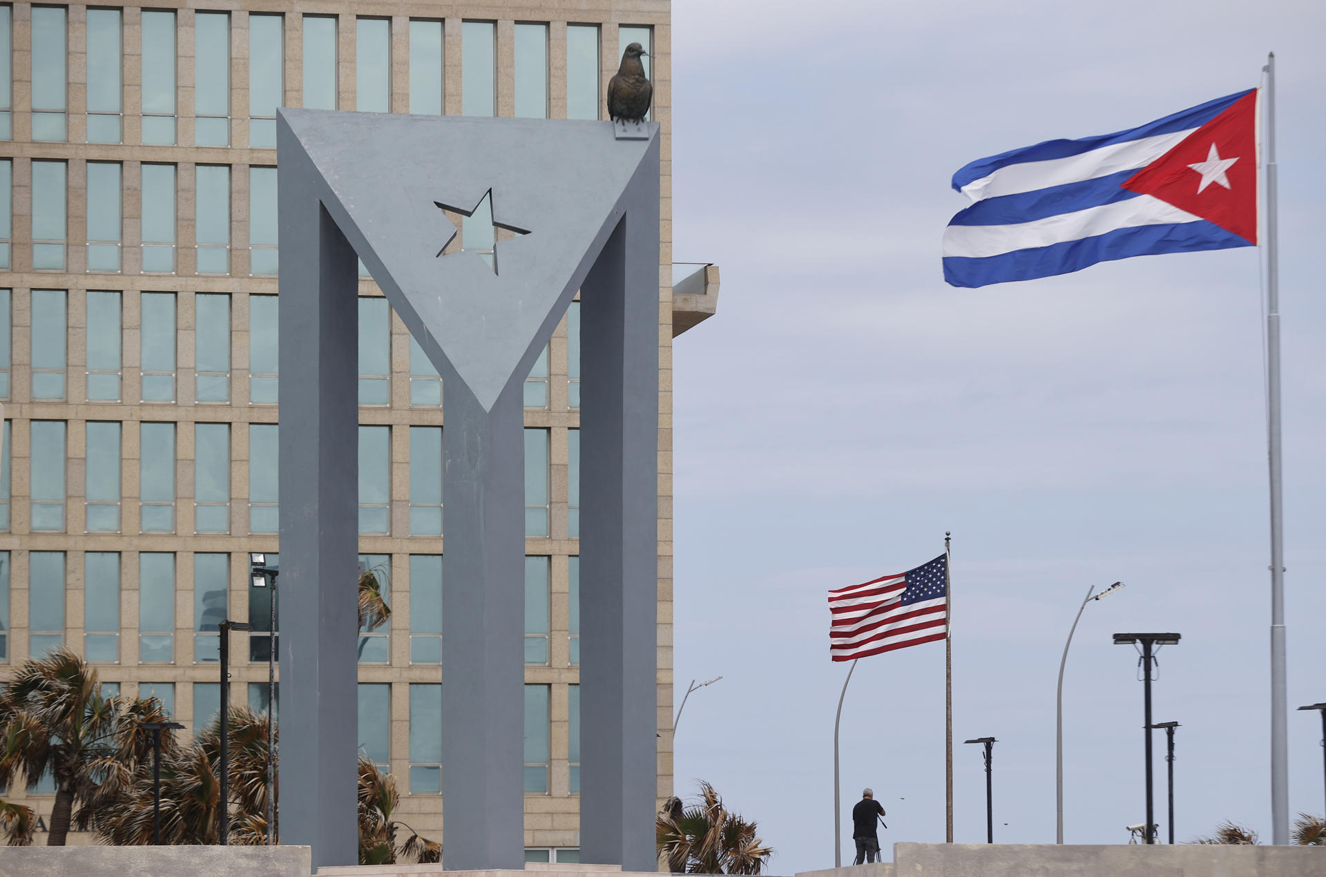 Fotografía de archivo que muestra la fachada de la embajada de Estados Unidos, en La (Habana). EFE/ Ernesto Mastrascusa
