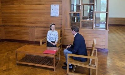 La derrocada líder birmana, Aung San Suu Kyi (izquierda), durante una reciente reunión con el Arnaud de Baecque, representante del Comité Internacional de la Cruz Roja (CICR) en Birmania, según las fotografías cedidas por el gobierno militar birmano.
EFE/EPA/PPIB / HANDOUT Editorial Use Only/No Sales/HandoutHANDOUT EDITORIAL USE ONLY/NO SALES