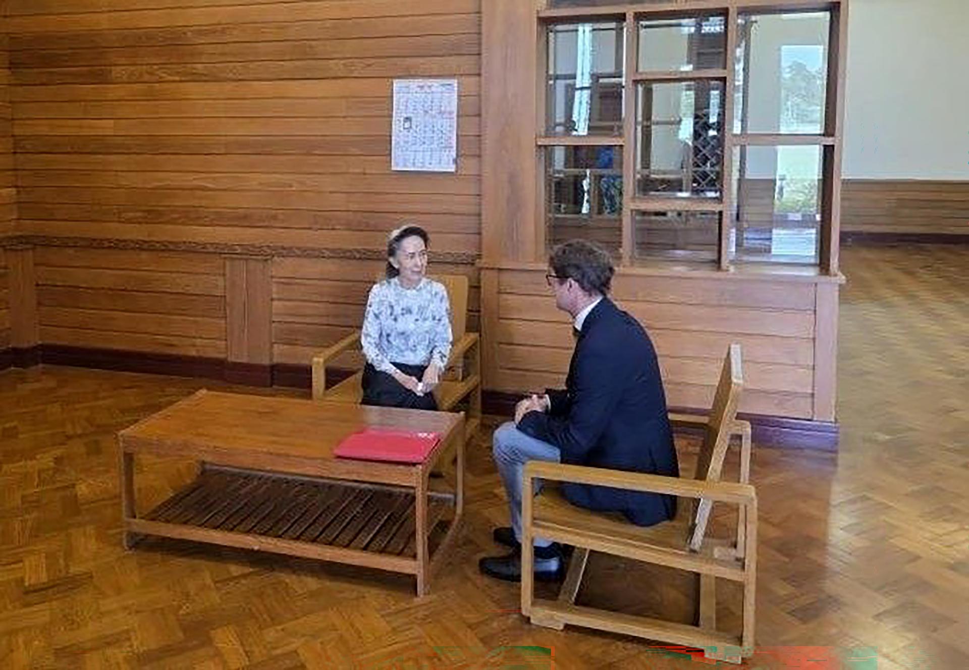 La derrocada líder birmana, Aung San Suu Kyi (izquierda), durante una reciente reunión con el Arnaud de Baecque, representante del Comité Internacional de la Cruz Roja (CICR) en Birmania, según las fotografías cedidas por el gobierno militar birmano.
EFE/EPA/PPIB / HANDOUT Editorial Use Only/No Sales/HandoutHANDOUT EDITORIAL USE ONLY/NO SALES
