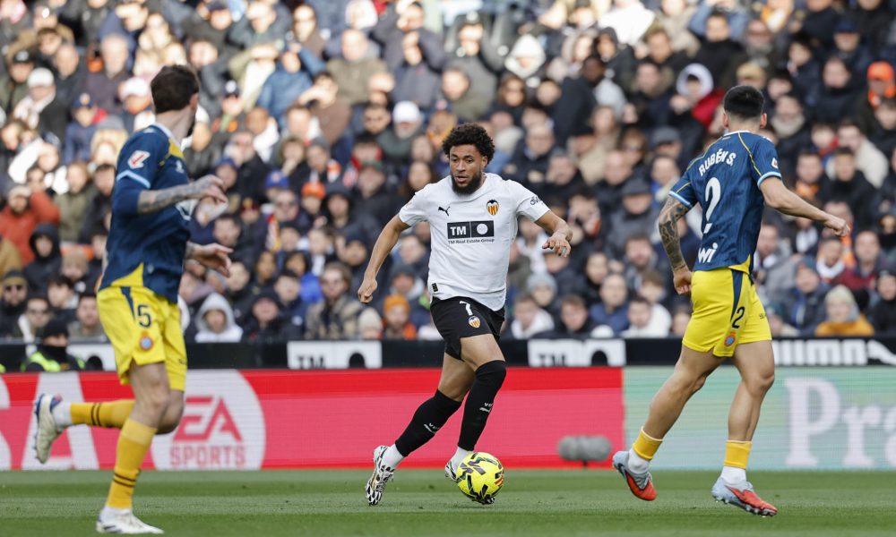 Fotografía del pasado 24 de enero, en la que puede verse al extremo del Valencia Arnaut Danjuma (c), durante un partido. EFE/ Ana Escobar