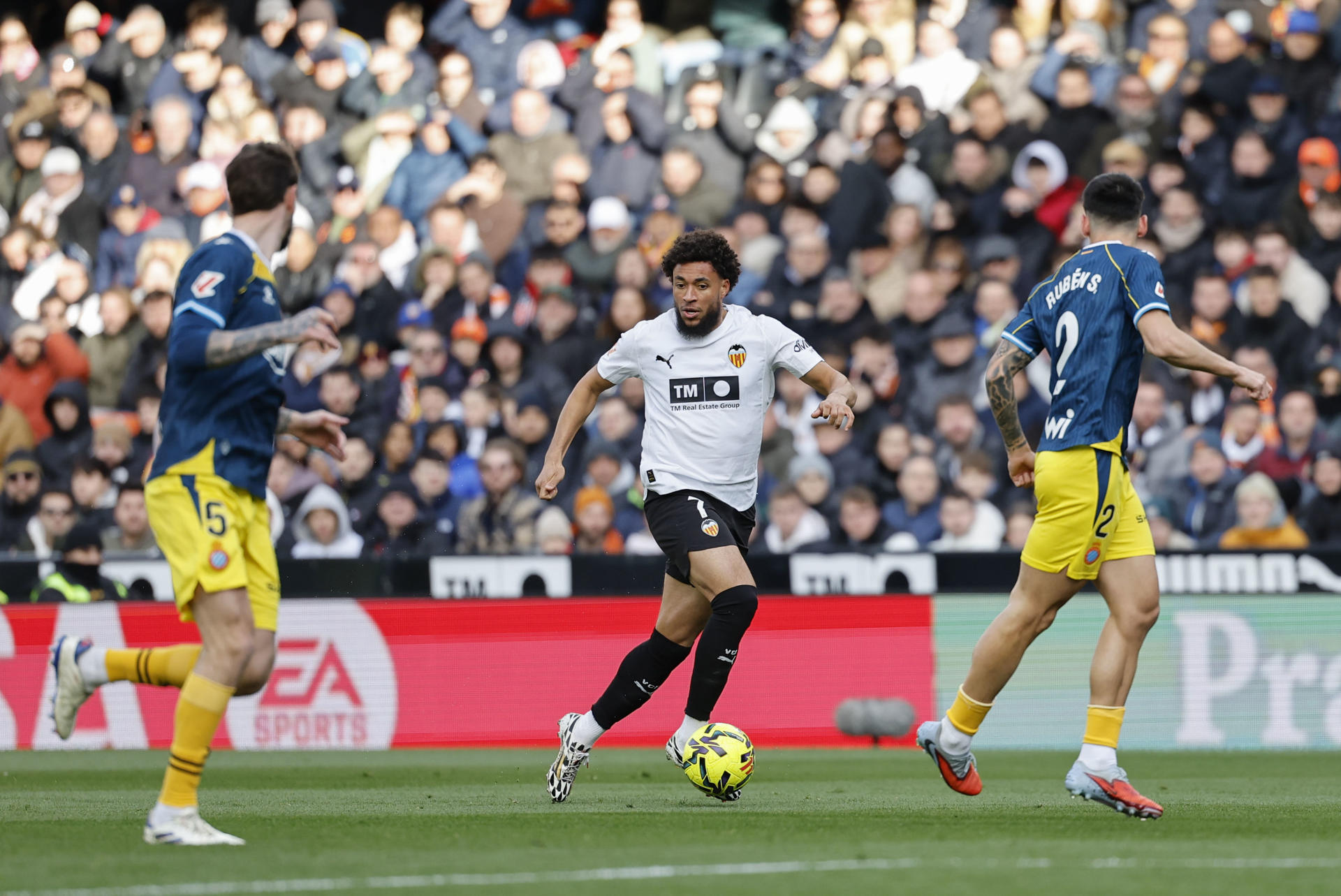 Fotografía del pasado 24 de enero, en la que puede verse al extremo del Valencia Arnaut Danjuma (c), durante un partido. EFE/ Ana Escobar