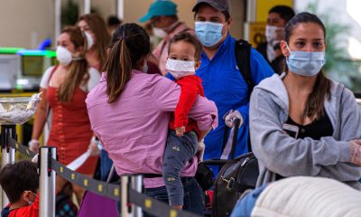Fotografía de archivo donde se observa a un grupo de personas que esperan en fila para ser revisados por ICE en el Aeropuerto Internacional de Fort Lauderdale, a 40 kilómetros al norte de Miami, Florida (EEUU). EFE/Giorgio Viera