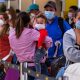 Fotografía de archivo donde se observa a un grupo de personas que esperan en fila para ser revisados por ICE en el Aeropuerto Internacional de Fort Lauderdale, a 40 kilómetros al norte de Miami, Florida (EEUU). EFE/Giorgio Viera