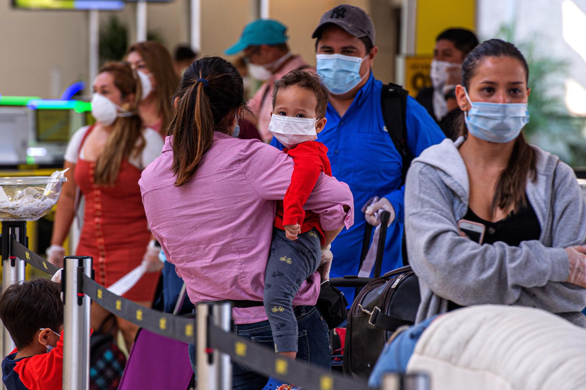 Fotografía de archivo donde se observa a un grupo de personas que esperan en fila para ser revisados por ICE en el Aeropuerto Internacional de Fort Lauderdale, a 40 kilómetros al norte de Miami, Florida (EEUU). EFE/Giorgio Viera