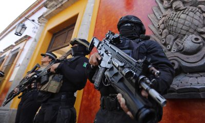 Fotografía del 5 de febrero de 2026, de integrantes de la Policía Estatal custodiando el Palacio Municipal de Tequila, Jalisco (México). EFE/Francisco Guasco