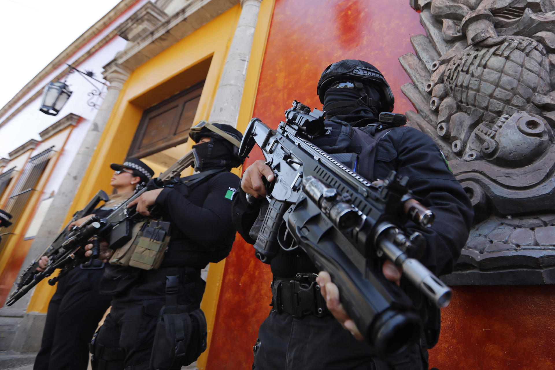 Fotografía del 5 de febrero de 2026, de integrantes de la Policía Estatal custodiando el Palacio Municipal de Tequila, Jalisco (México). EFE/Francisco Guasco