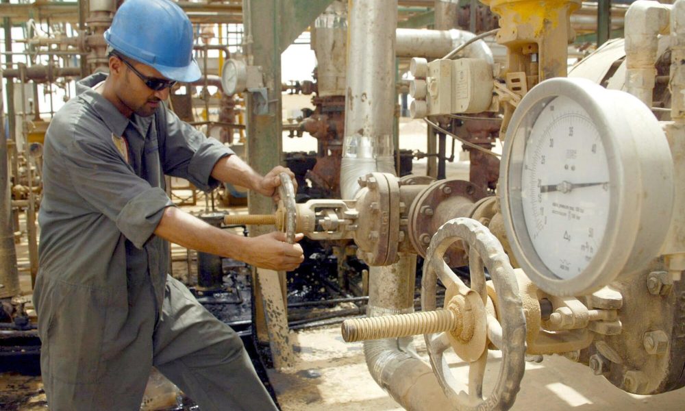Un operario abre una válvula en una refinería de Najaf, en Irak, en una foto de archivo. EFE/Hussein Al-Mousawi