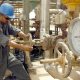 Un operario abre una válvula en una refinería de Najaf, en Irak, en una foto de archivo. EFE/Hussein Al-Mousawi