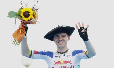 El ciclista belga Remco Evenepoel ha logrado con autoridad adjudicarse este sábado la Clásica San Sebastián, la cuarta en su carrera, tras imponerse al sprint al ecuatoriano Richard Carapaz, su compañero de una escapada labrada en el último puerto de Murgil a menos de diez kilómetros de meta. EFE/Juan Herrero.