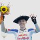El ciclista belga Remco Evenepoel ha logrado con autoridad adjudicarse este sábado la Clásica San Sebastián, la cuarta en su carrera, tras imponerse al sprint al ecuatoriano Richard Carapaz, su compañero de una escapada labrada en el último puerto de Murgil a menos de diez kilómetros de meta. EFE/Juan Herrero.
