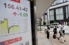 TOKIO (Japón), 03/08/2026.- Transeúntes pasan junto a un panel indicador de divisas que muestra el tipo de cambio del dólar estadounidense frente al yen japonés, que se disparó frente al dólar estadounidense, alcanzando su nivel más alto en aproximadamente tres meses. Las autoridades monetarias japonesas y estadounidenses llevaron a cabo una intervención coordinada para comprar yenes por primera vez en aproximadamente 28 años. EFE/EPA/FRANCK ROBICHON