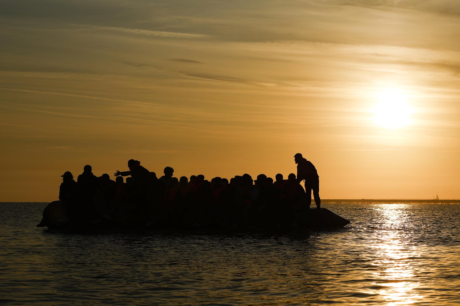 Imagen de archivo de migrantes intentando llegar a Reino Unido a través del Canal de la Mancha desde Gravelines, en el norte de Francia. EFE/ Yoan Valat