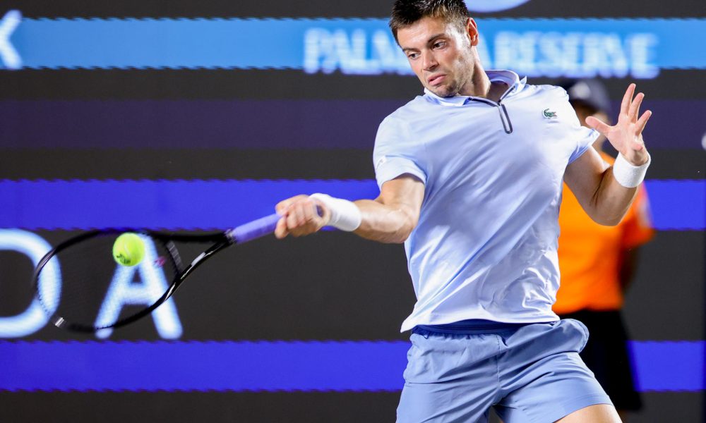 El tenista francés Arthur Gea, durante su partido de este viernes contra el hongkonés Coleman Wong, correspondiente a las semifinales del Abierto de Los Cabos (México). EFE/ Jorge Reyes