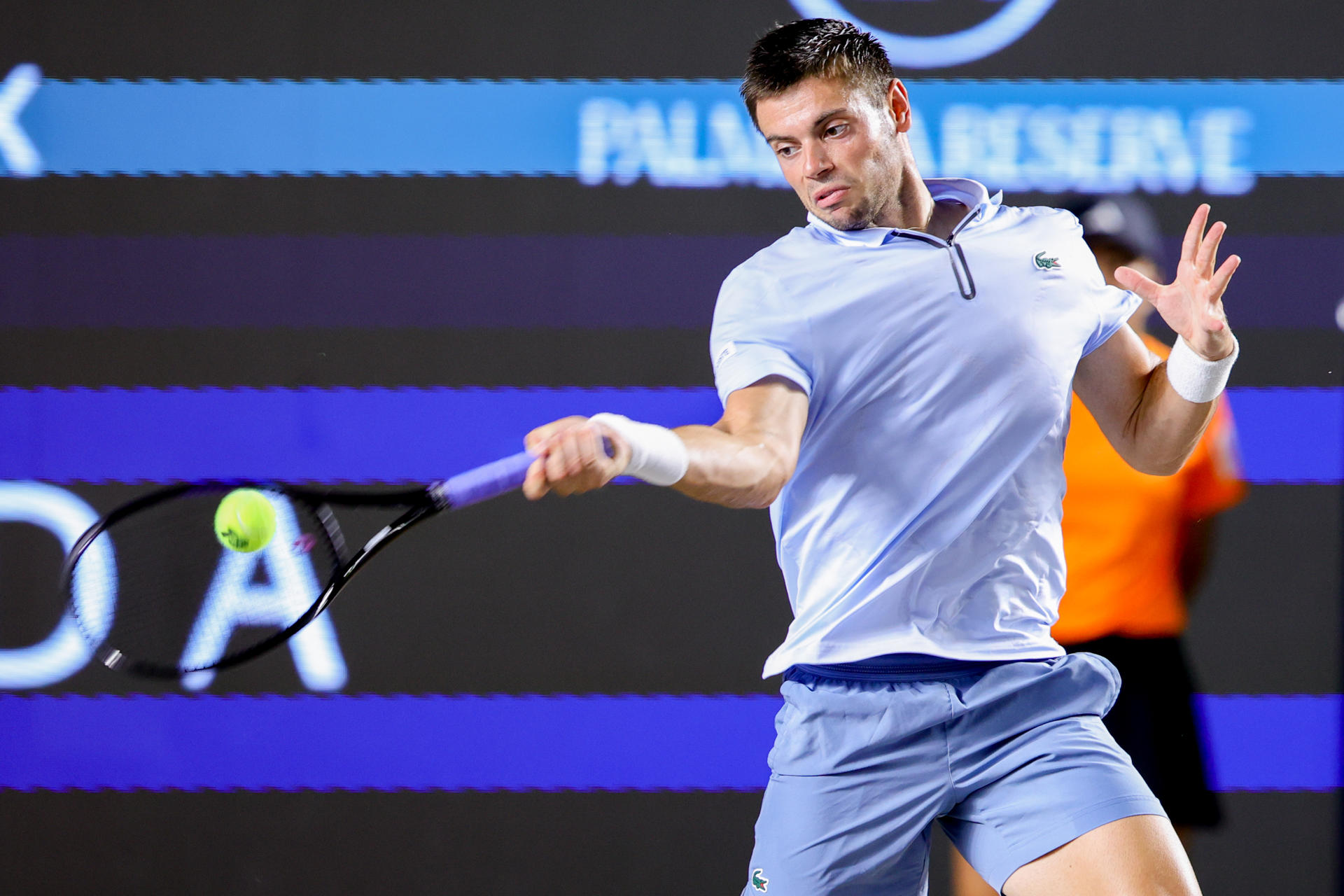 El tenista francés Arthur Gea, durante su partido de este viernes contra el hongkonés Coleman Wong, correspondiente a las semifinales del Abierto de Los Cabos (México). EFE/ Jorge Reyes