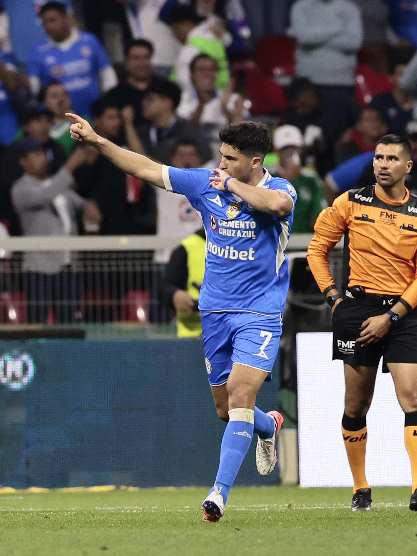 Nicolás Ibáñez, de Cruz Azul, celebra un gol este sábado, en un partido de la jornada 3 del torneo apertura 2026 de la Liga MX entre Cruz Azul y Atlante, en el Estadio Banorte en Ciudad de México (México). EFE/ José Méndez