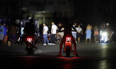 Personas en motocicleta transitan por un calle durante un apagón este sábado, en La Habana (Cuba). EFE/ Ernesto Mastrascusa