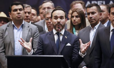 Fotografía de archivo, tomada el pasado 30 de julio, en la que se captó al presidente electo de Colombia, Abelardo de la Espriella (c), durante en un empalme territorial con alcaldes de Cundinamarca, en Bogotá (Colombia). EFE/Mauricio Dueñas