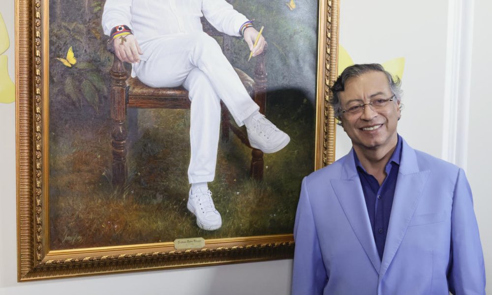 El presidente de Colombia, Gustavo Petro, posa junto a su retrato presidencial realizado por el pintor Jaime Rojas, este 3 de agosto de 2026, en la Casa de Nariño en Bogotá (Colombia). EFE/ Carlos Ortega